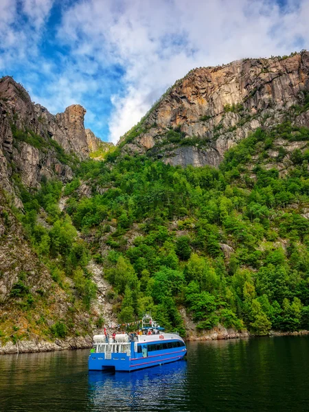 Loď do fjordu — Stock fotografie