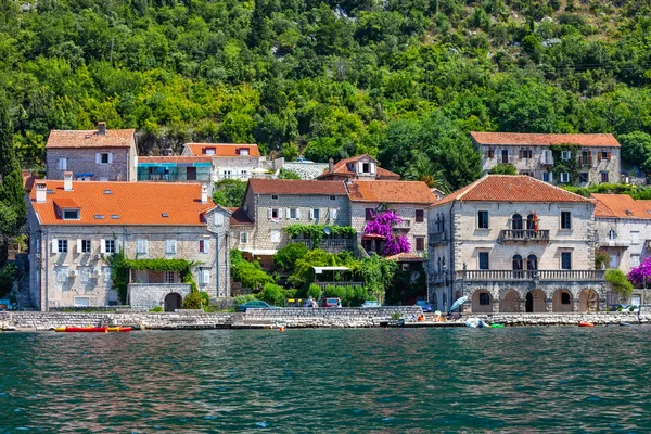 Pueblo de Perast en la bahía de Kotor — Foto de Stock