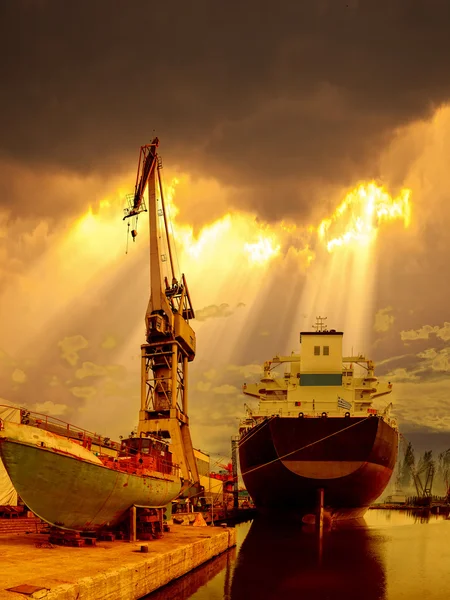 Schiff in den Sonnenstrahlen — Stockfoto