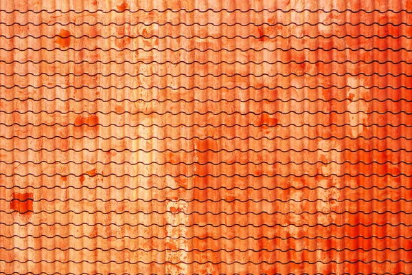 Vecchio tetto piastrelle scolorite — Foto Stock