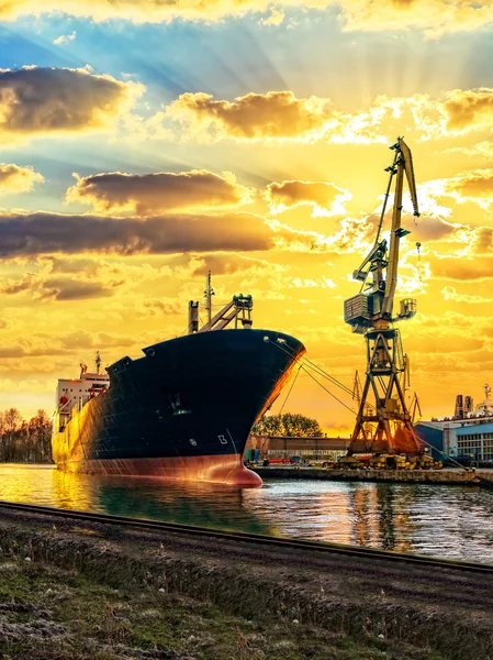 Schip en kraan — Stockfoto