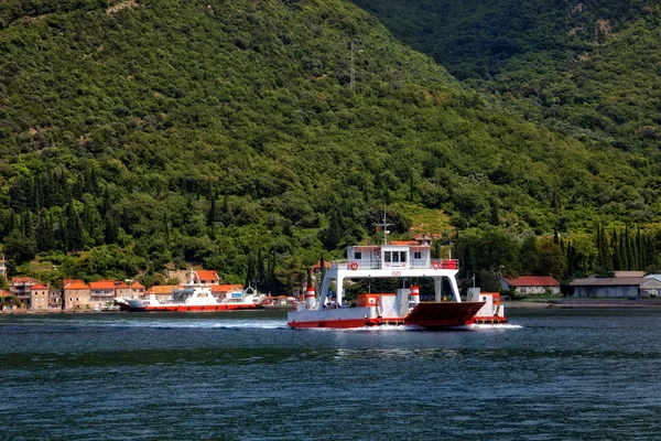 Fähre in der Kotor Bucht — Stockfoto