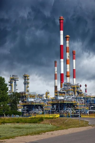 Raffinerie unter dramatischem Himmel — Stockfoto