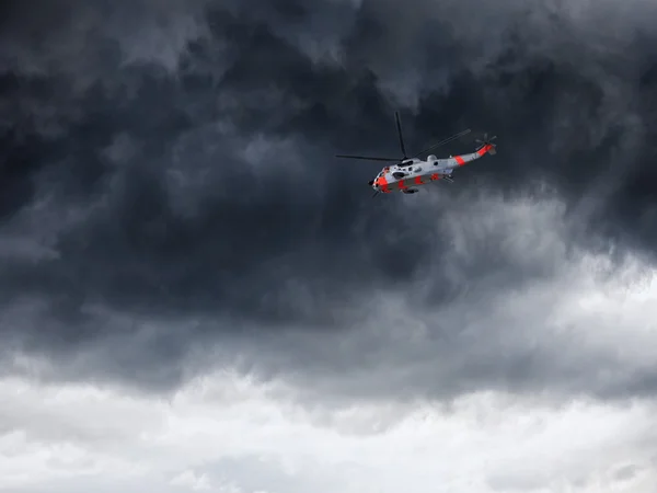 Hélicoptère et nuages sombres — Photo