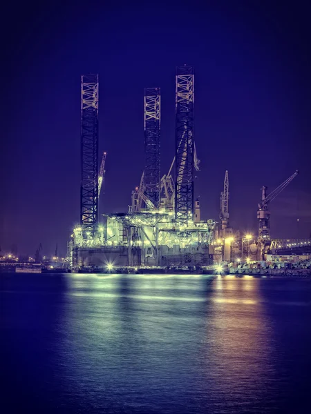 Piattaforma petrolifera di notte — Foto Stock