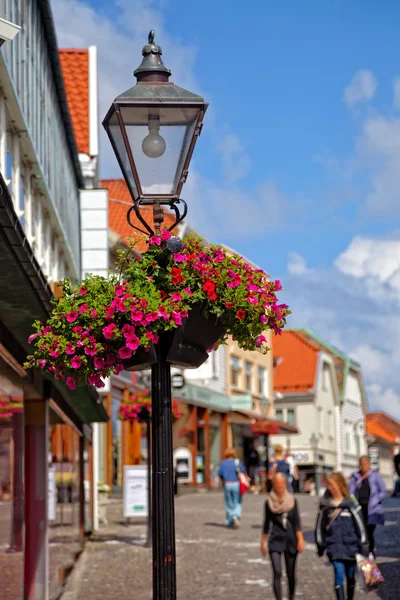 Laternenpfahl mit Blumenkorb — Stockfoto