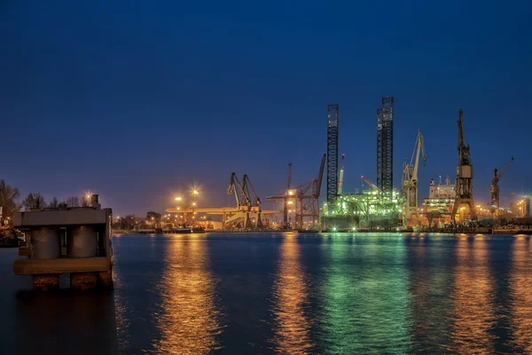 Нефтяная вышка ночью — стоковое фото