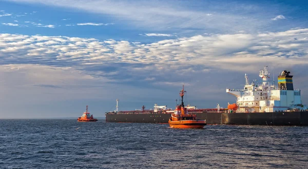 Ship with tugs — Stock Photo, Image