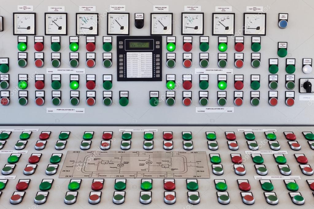 Панель с кнопками управления. Очень много кнопок. Приборная панель боинг 747-200. Много кнопок. Лянча медуза.