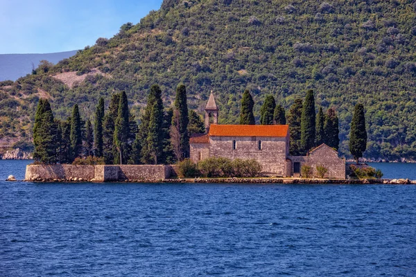 Klein eiland met klooster — Stockfoto