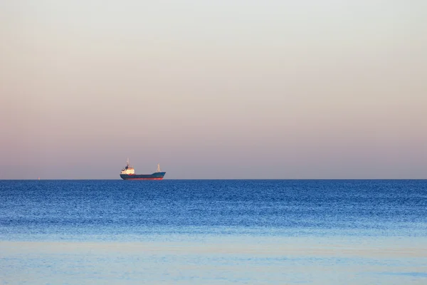 Denizde gemi — Stok fotoğraf