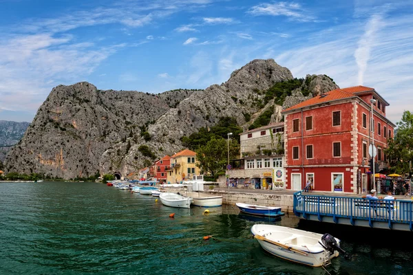 Omiš malé turistické město v Dalmácii — Stock fotografie