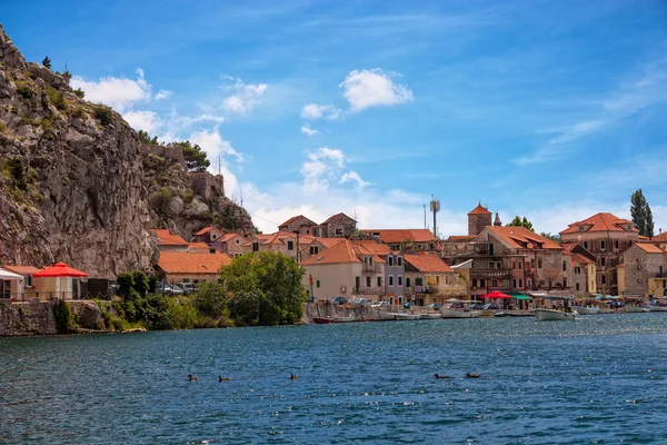 Omis a small tourist town in Dalmatia — Stock Photo, Image