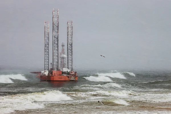 Rig minyak dalam badai salju — Stok Foto