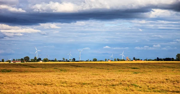 Landsbygdens landskap med vindkraftpark — Stockfoto