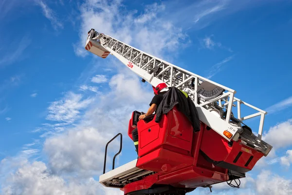 Yangın kamyon merdiveni — Stok fotoğraf