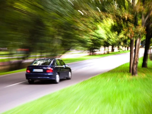 La voiture se déplace sur la route — Photo