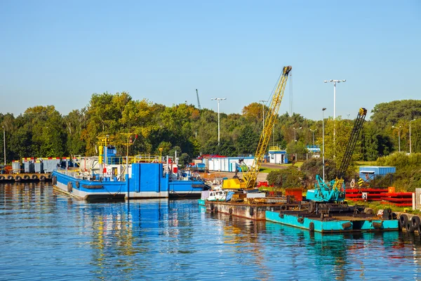 Pontón y grúa flotantes — Foto de Stock