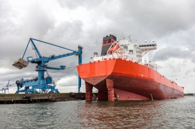 Bulutlu bir günde limanda gemi