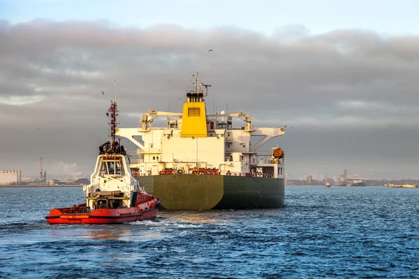 Barco con remolcador — Foto de Stock