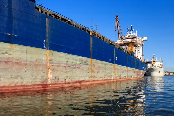Loď v přístavu — Stock fotografie