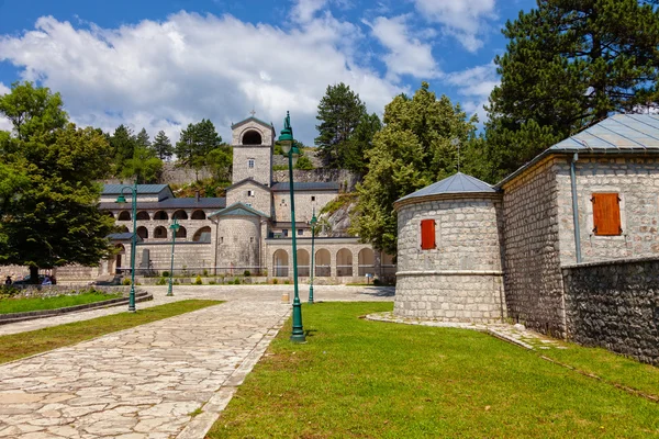 Mosteiro de pedra velha em Cetinje, Montenegro — Fotografia de Stock