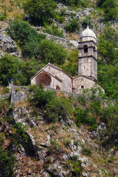 Capela de pedra na colina — Fotografia de Stock