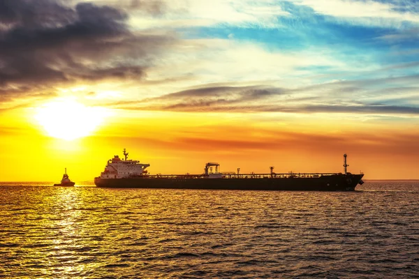 Tanker and tug — Stock Photo, Image