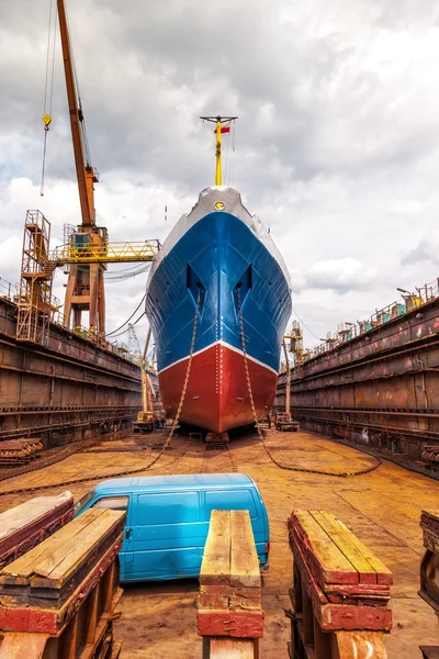 Loď v suchém doku — Stock fotografie