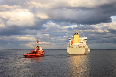 Tugs ile gemi 