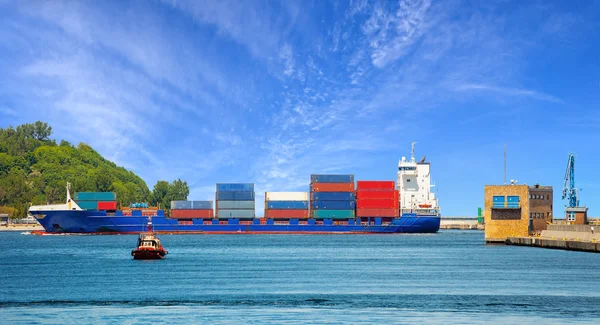 Containerschiff mit Lotsenboot — Stockfoto