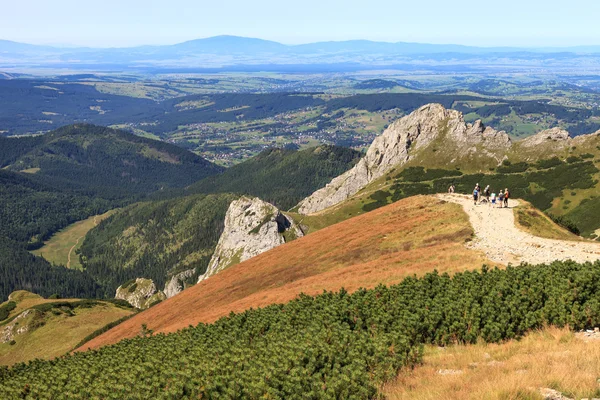 Caminhantes nas montanhas — Fotografia de Stock