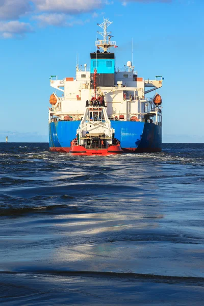 Visão traseira do navio grande — Fotografia de Stock