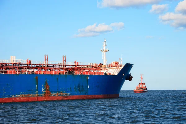 Tugboat towing a ship — Stock Photo, Image