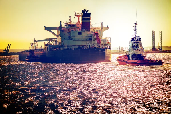 Het schip op zee bij zonsondergang — Stockfoto