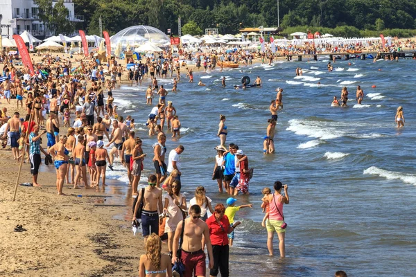 Playa de arena llena de gente en Sopot — Foto de Stock