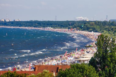 Sopot kalabalık kumlu plaj.