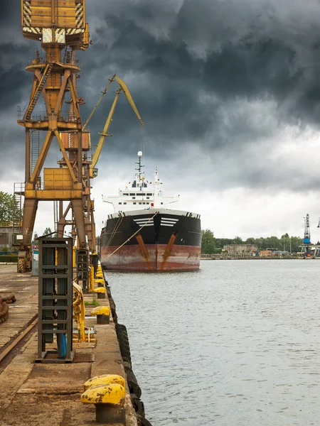 Loď v přístavu — Stock fotografie