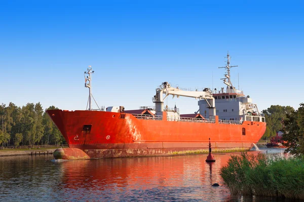 Vrachtschip met sleepboot boot — Stockfoto