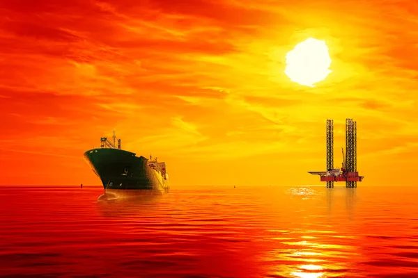 Área petrolífera offshore ao nascer do sol — Fotografia de Stock