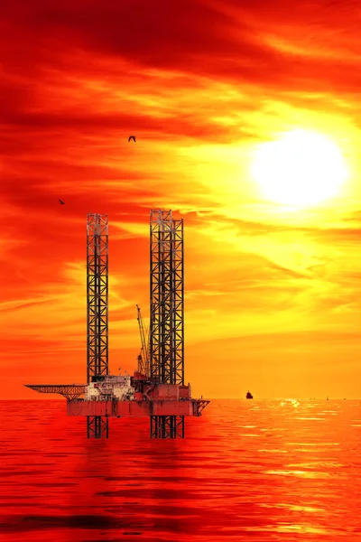 Equipamento de petróleo ao nascer do sol — Fotografia de Stock