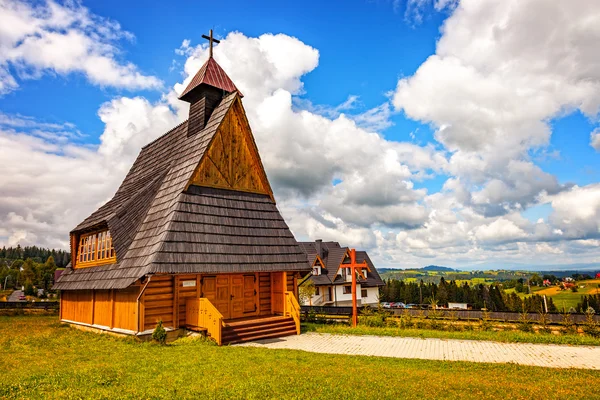 Pequeña iglesia de madera — Foto de Stock