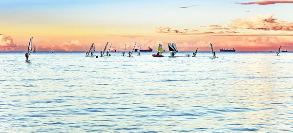 Windsurfistas en el horizonte — Foto de Stock