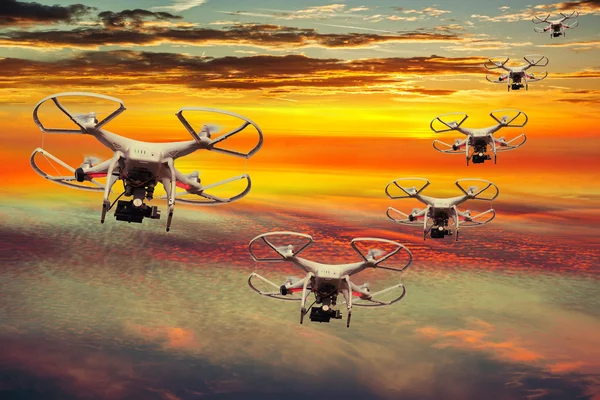 Eskader vliegende drones — Stockfoto