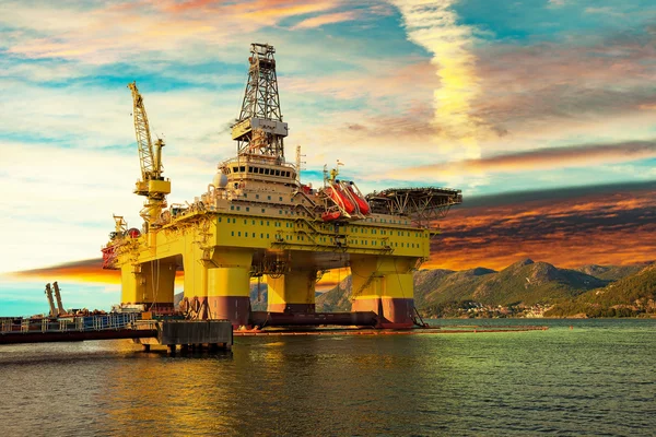 Gün batımında petrol platformu — Stok fotoğraf