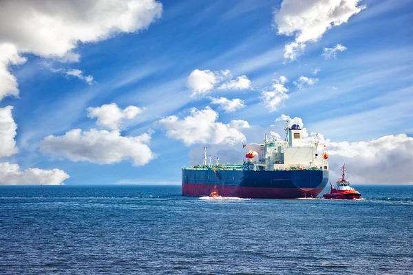 Ship with tugs — Stock Photo, Image