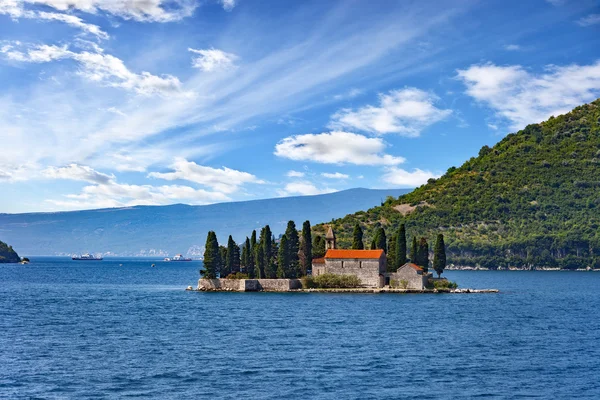 Vecchio monastero sull'acqua — Foto Stock