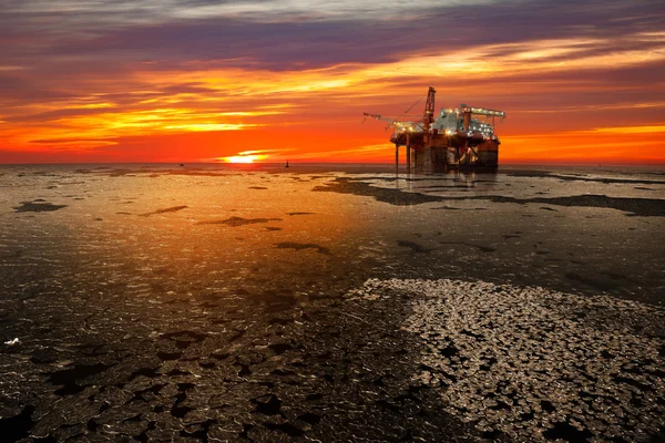 Plataforma de perforación de petróleo en el mar en invierno — Foto de Stock