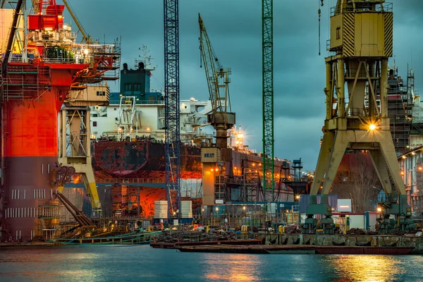 Werft in der Abenddämmerung — Stockfoto