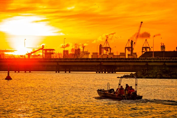 Båt på sunrise — Stockfoto